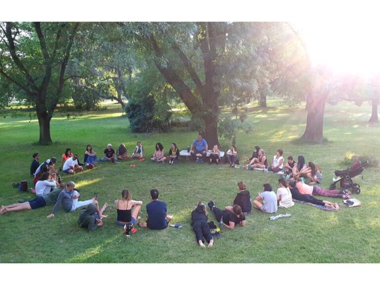 yoga-class-in-the-park